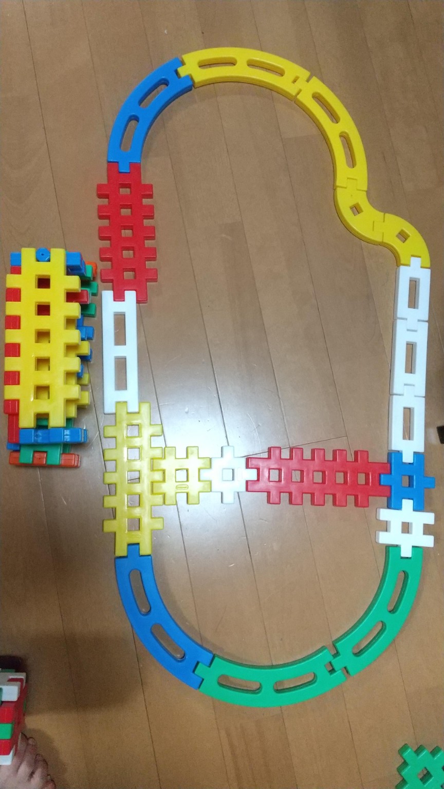 5歳3か月ごろにニューブロックで作った線路と駅