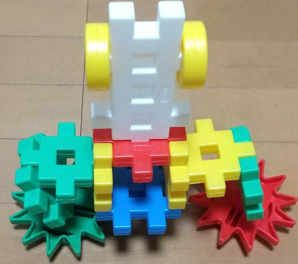 緑と赤のギア形パーツを体の両側に付けたニューブロックの怪獣④